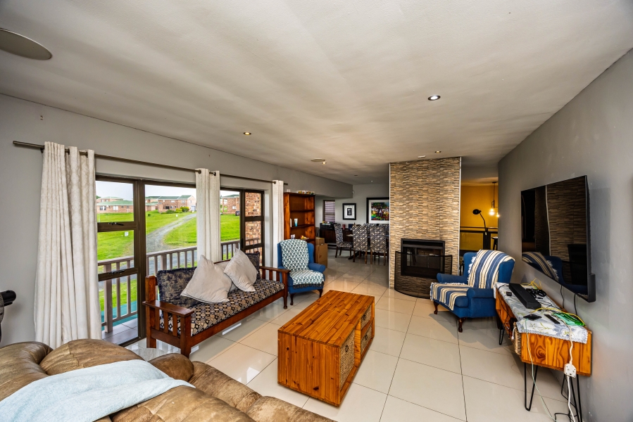 To Let 5 Bedroom Property for Rent in Cove Rock Eastern Cape